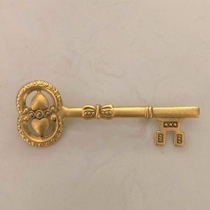 Vintage Dancroft Gold Toned Brooch